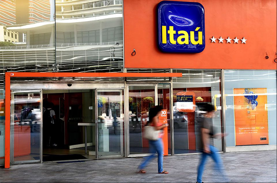 Após protestos, Itaú inclui farmacêuticos em campanha para profissionais de saúde 